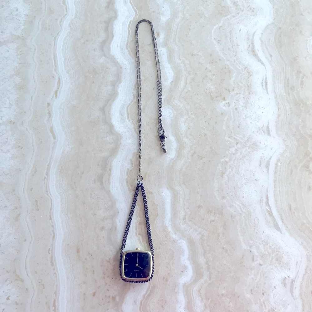 QUARTZ SQUARE WATCH NECKLACE.